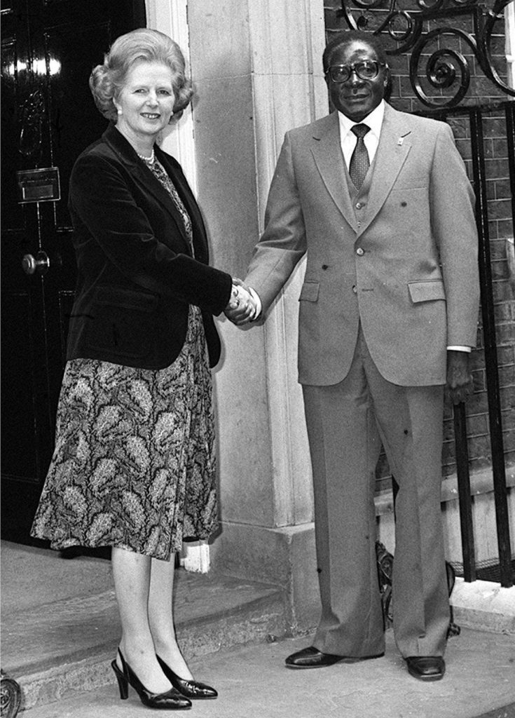Mugabe, vu ici avec le Premier ministre britannique Margaret Thatcher en 1980, a tout d'abord mené une politique de réconciliation avec ses anciens ennemis blancs, leur permettant de conserver leur richesse économique.