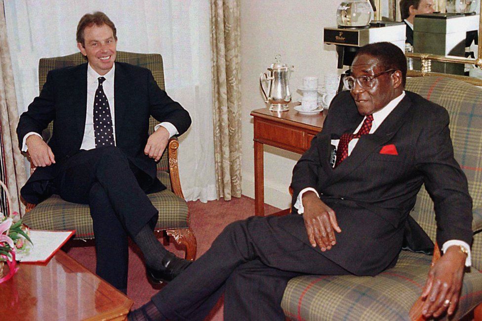 Mugabe est revenu à la mentalité du combattant de la guérilla, attribuant ses problèmes à des Zimbabwéens blancs et à la Grande-Bretagne, l'ancienne puissance coloniale.
