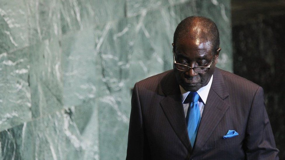 Bien que les prévisions de la disparition de Mugabe se soient toujours révélées prématurées, les pressions croissantes ont eu des conséquences néfastes. En 2011, un câble diplomatique américain publié par Wikileaks a suggéré qu'il souffrait d'un cancer de la prostate.