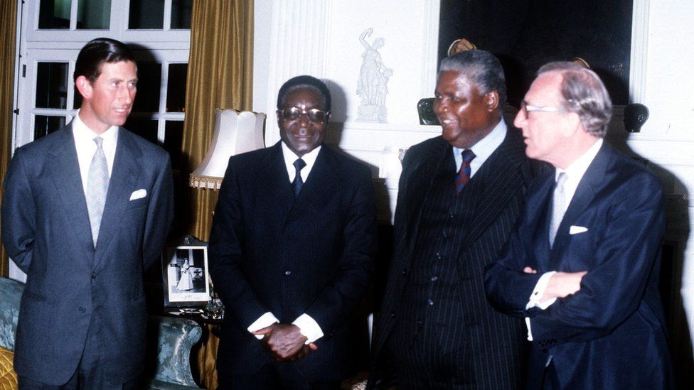Mugabe était le seul dirigeant que le Zimbabwe ait connu depuis l'indépendance. On le voit ici (deuxième à gauche) en mars 1980, avec le prince de Galles, le dirigeant de l'Union du peuple africain du Zimbabwe (Zapu), Joshua Nkoma, et le secrétaire britannique aux Affaires étrangères, Lord Carrington.