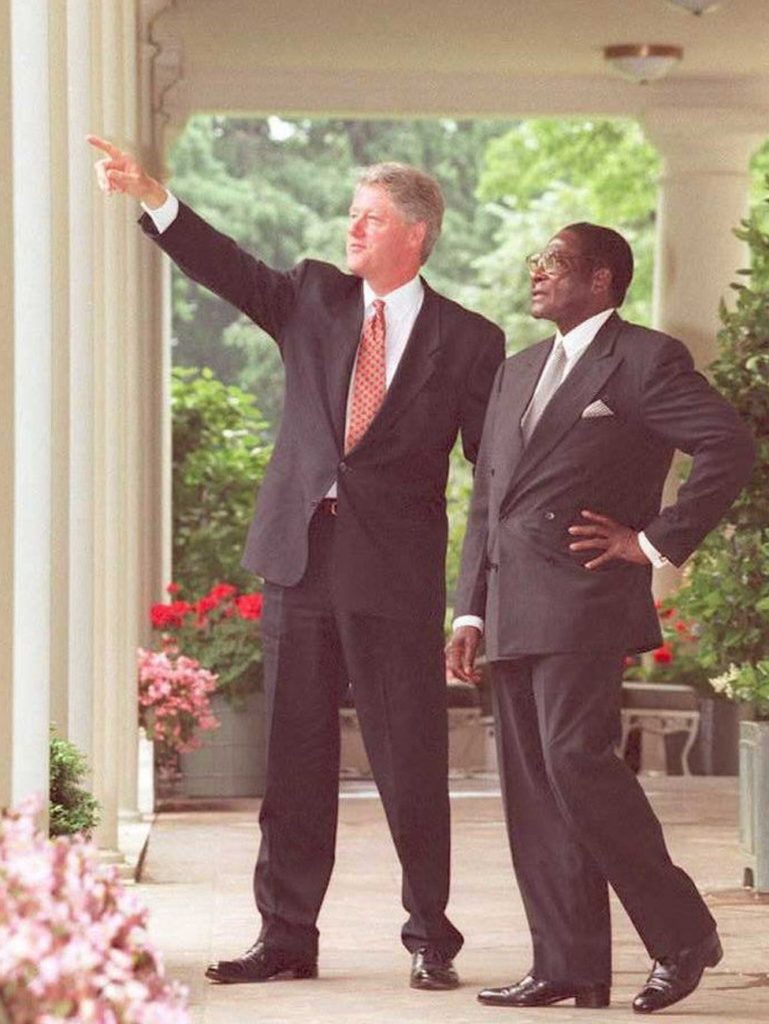 En 1995, Mugabe rencontra le président américain Bill Clinton, mais dans le pays d'origine, l'économie était en chute libre. Il a fait face à une nouvelle opposition mais il est sorti en se battant.